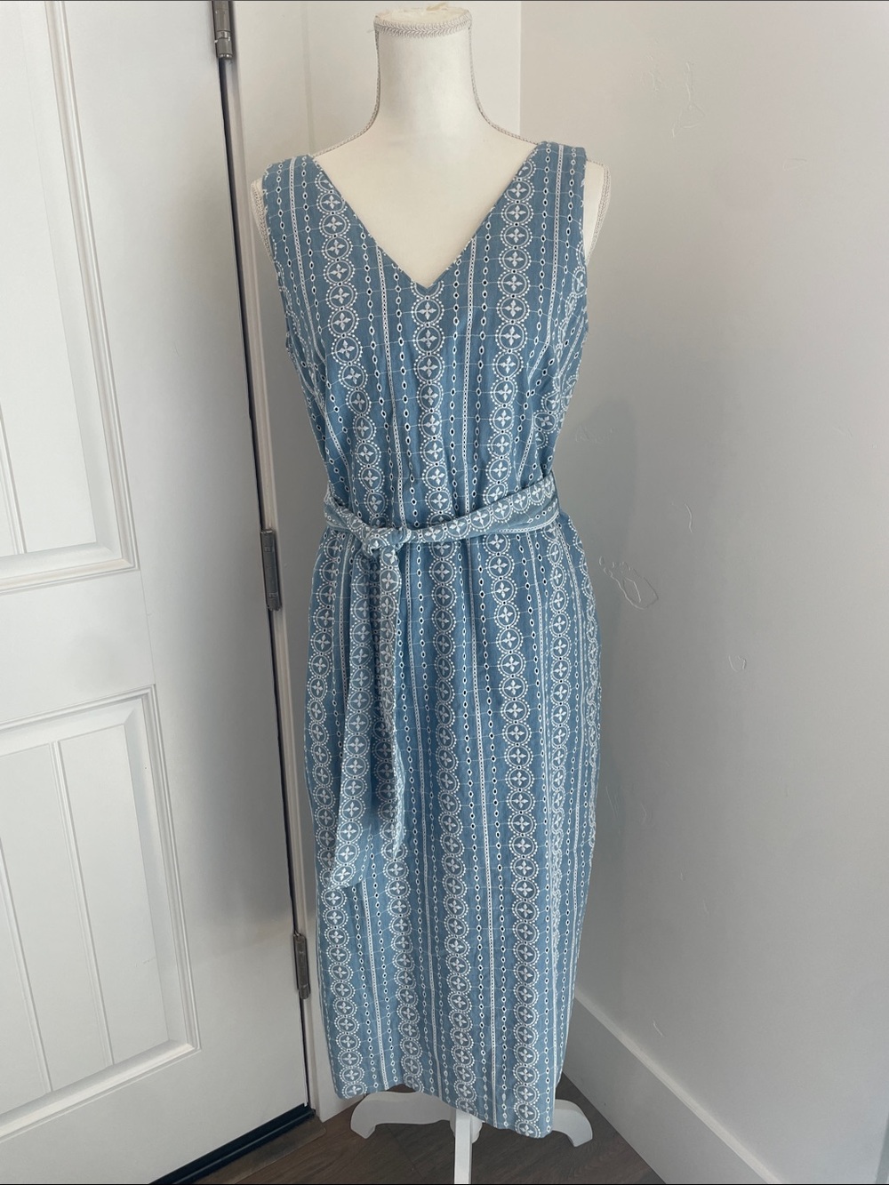 Ann Taylor V-Neck Sleeveless Eyelet Midi Dress with Tie Belt, Pockets, Lined.NWT